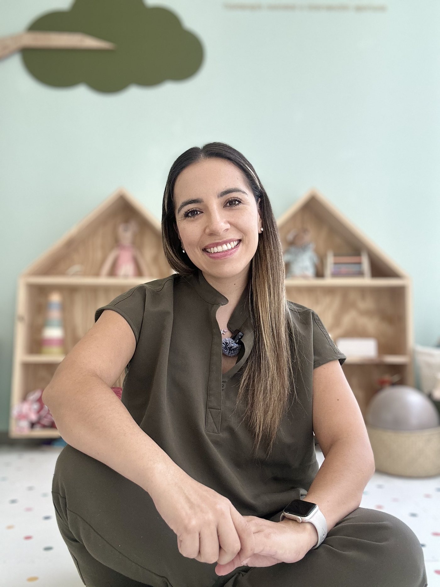Karen Herrera en su consultorio de fisioterapia neonatal en Puebla